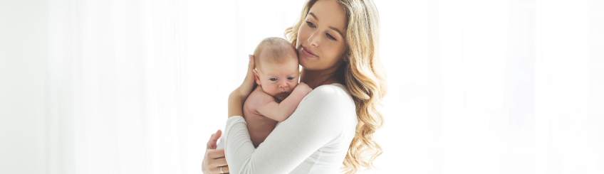 Intimchirurgie nach Geburt Frau mit baby